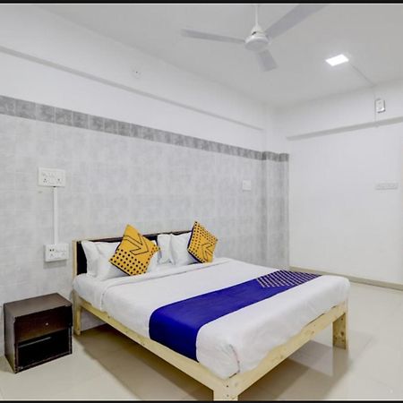 Hotel Nexus Surat Buitenkant foto