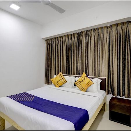 Hotel Nexus Surat Buitenkant foto