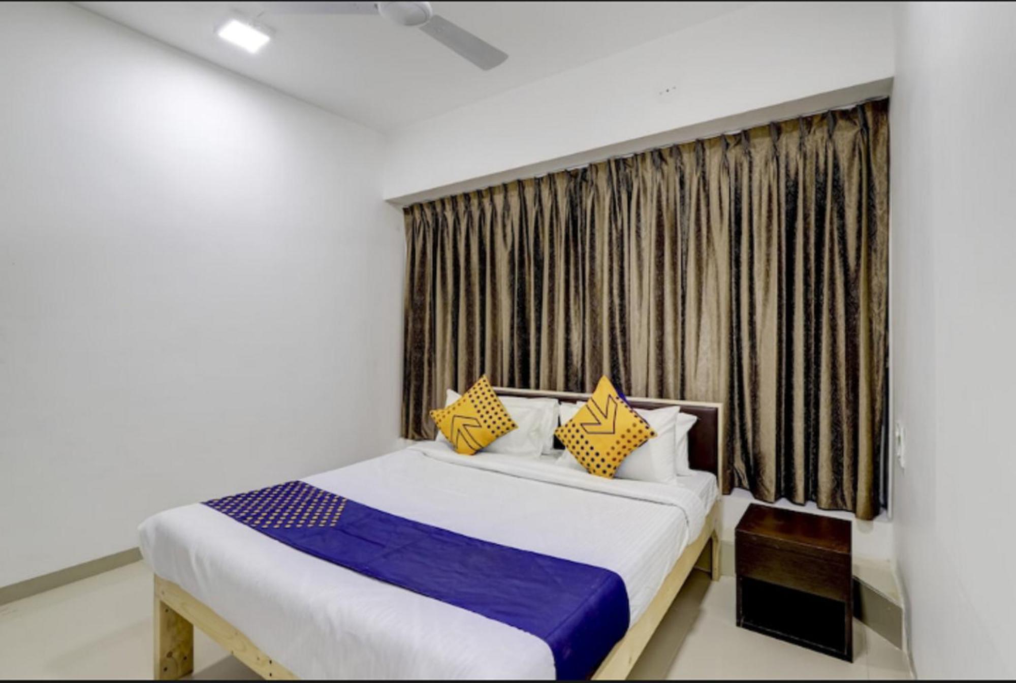 Hotel Nexus Surat Buitenkant foto