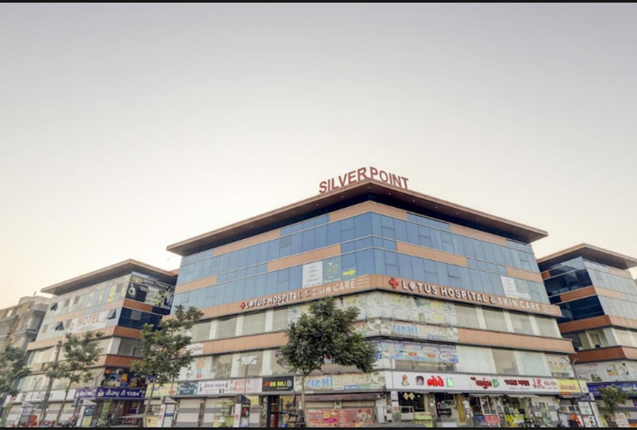 Hotel Nexus Surat Buitenkant foto